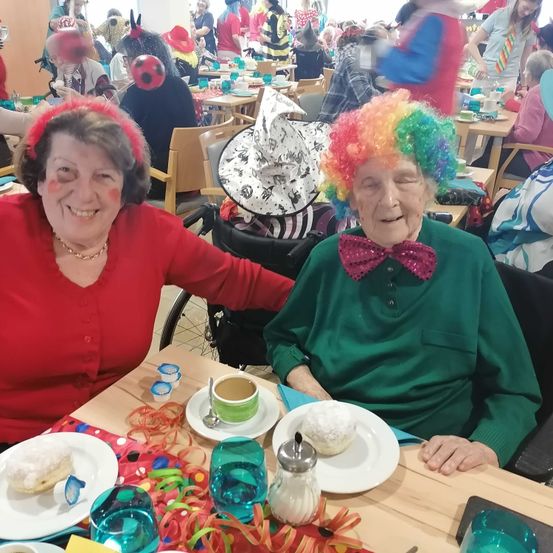 Bild enthält, Adult, Female, Person, Woman, Dining Table, Table, People, Portrait, Restaurant, Coffee Cup