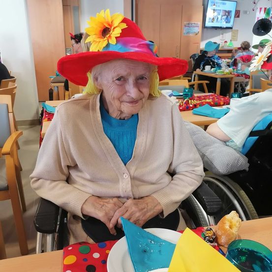 Bild enthält, Adult, Female, Person, Woman, Photography, Portrait, Hat, Lady, People, Furniture