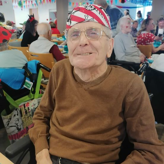 Bild enthält, Person, Photography, Portrait, Glasses, Restaurant, Hat, Furniture, Adult, Male, Man