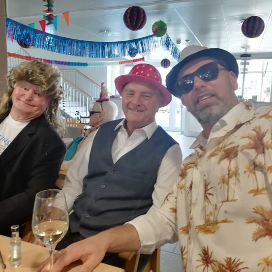 Bild enthält, People, Person, Dining Room, Dining Table, Table, Adult, Female, Woman, Hat, Party