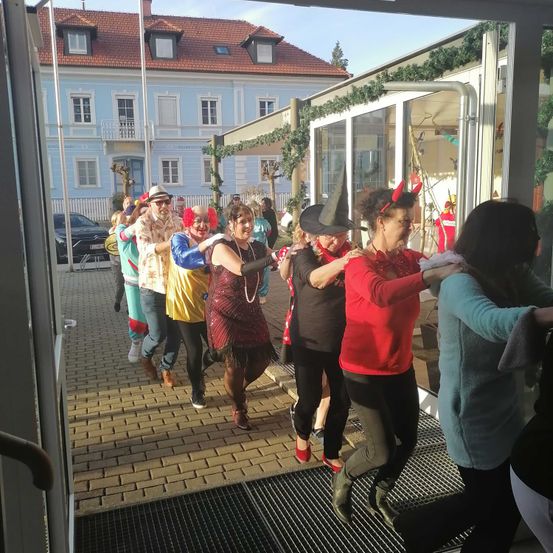 Bild enthält, People, Person, City, Street, Urban, Shelter, Adult, Female, Woman, Portrait