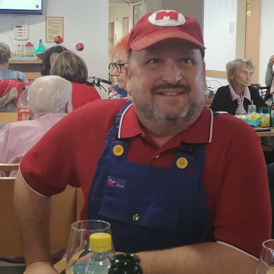 Bild enthält, Face, Head, Person, Portrait, Adult, Male, Man, Female, Woman, Restaurant