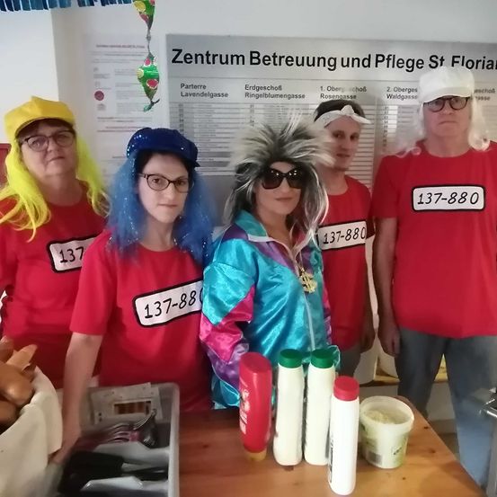 Bild enthält, Adult, Male, Man, Person, Hair, Female, Woman, Head, Glasses, Face