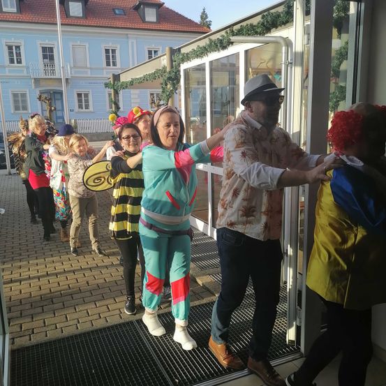 Bild enthält, Photography, Portrait, Shelter, City, Street, Urban, Pants, People, Costume, Door