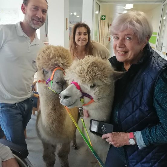 Bild enthält, Person, Photography, Portrait, Pants, Adult, Female, Woman, Male, Man, Mammal