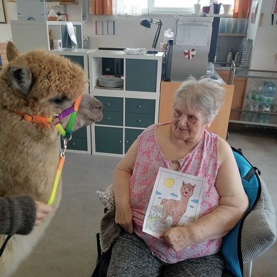 Bild enthält, Adult, Female, Person, Woman, Furniture