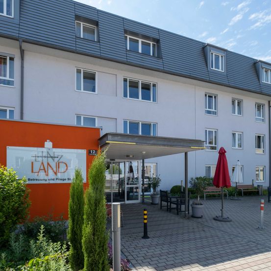 Bild enthält, Plant, Bench, City, Housing, Chair, Hotel, House, Urban, Car, Building Complex