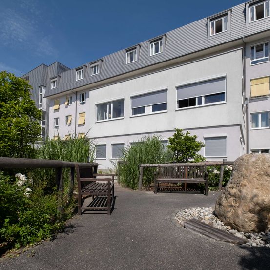 Bild enthält, City, Bench, Furniture, Housing, Urban, House, Row House, Building Complex