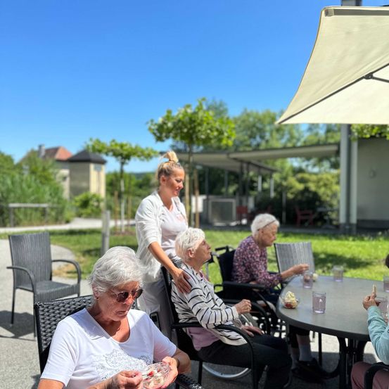 Bild enthält, People, Person, Dining Table, Table, Adult, Male, Man, Cup, Female, Woman