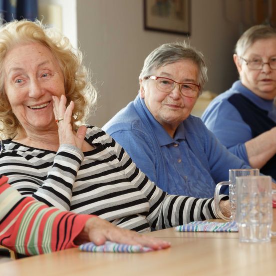 Bild enthält, Adult, Female, Person, Woman, Finger, People, Portrait, Male, Man, Glasses