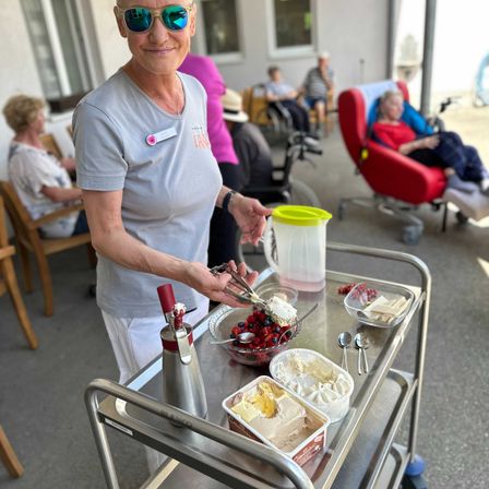 Bild enthält, Adult, Male, Man, Person, Brunch, Spoon, Hat, Necklace, Head, Food Presentation