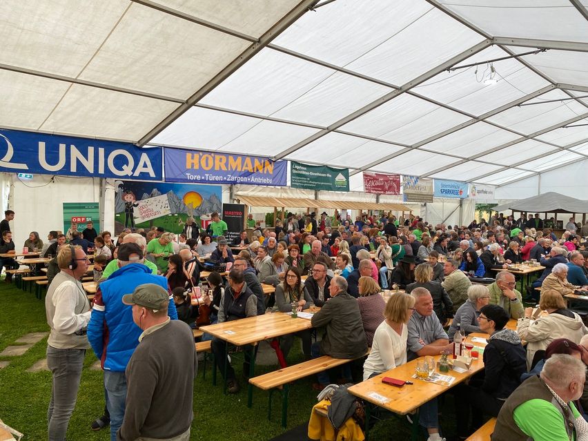 Bild enthält, Cafeteria, Indoors, Restaurant, People, Person, Adult, Male, Man, Crowd, Face