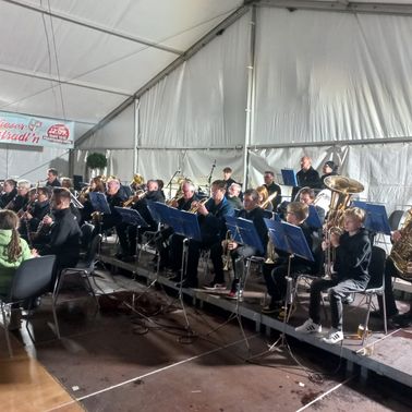 Bild enthält, Group Performance, Person, Music Band, People, Tuba, Boy, Child, Male, Indoors, Man