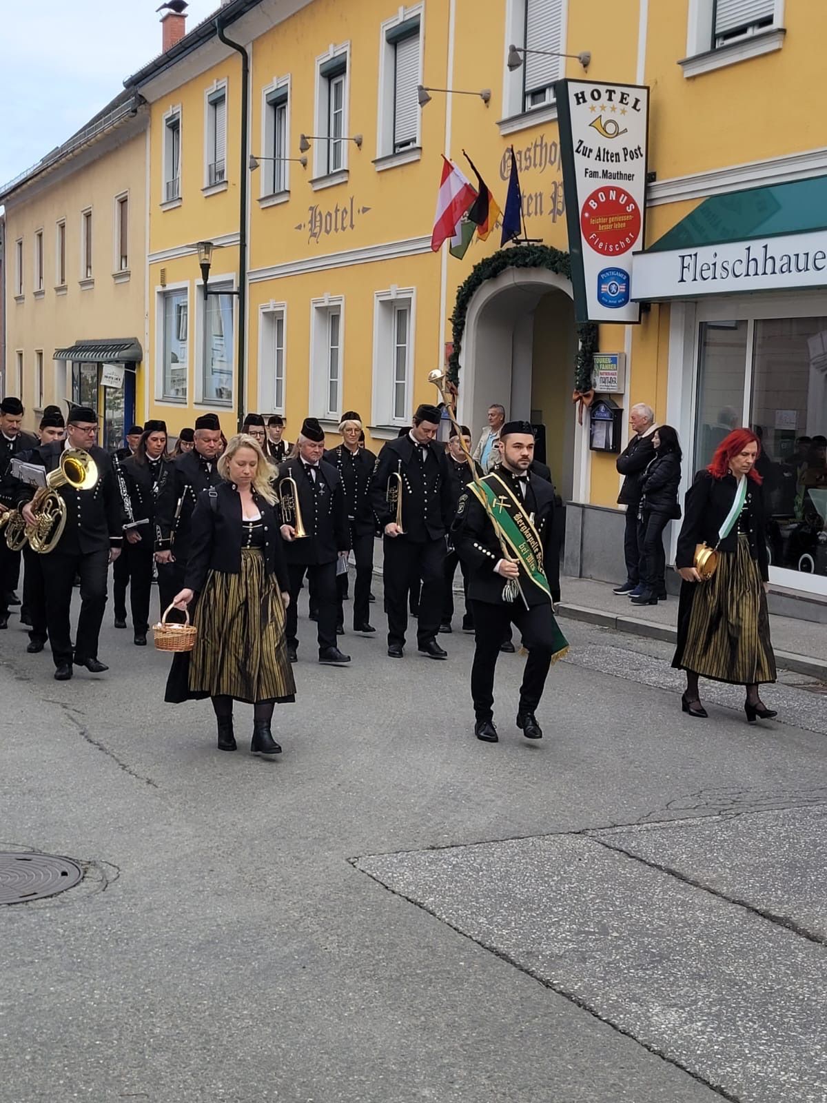 Bild enthält, People, Person, Adult, Female, Woman, Skirt, Male, Man, Coat, Flash Mob