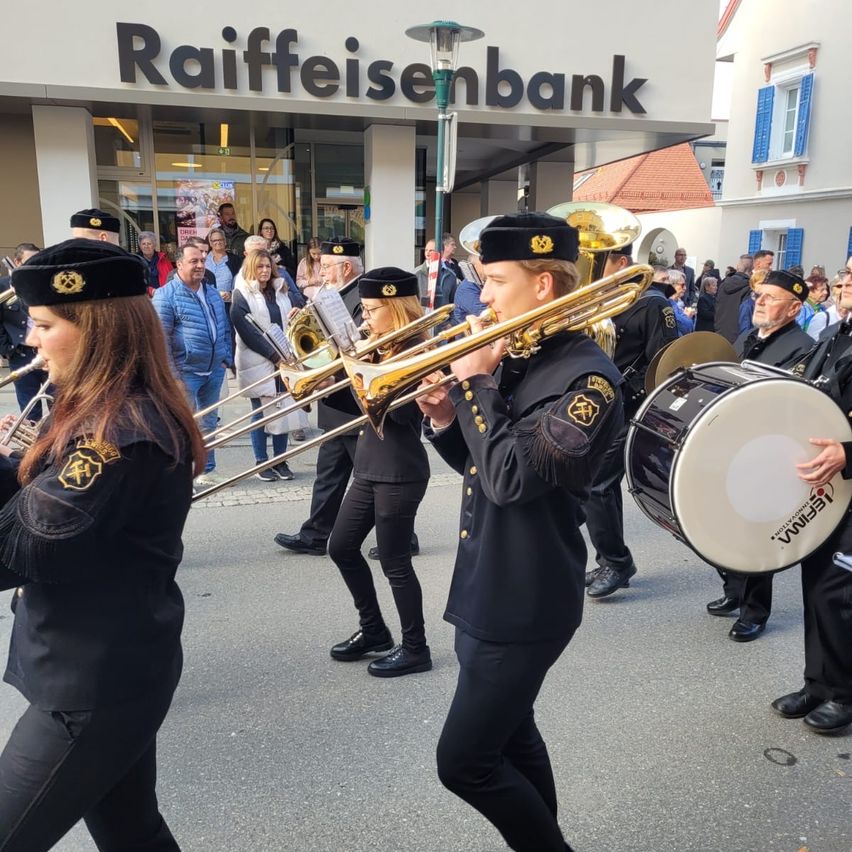 Bild enthält, People, Person, Adult, Female, Woman, Male, Man, Coat, Shoe, Face