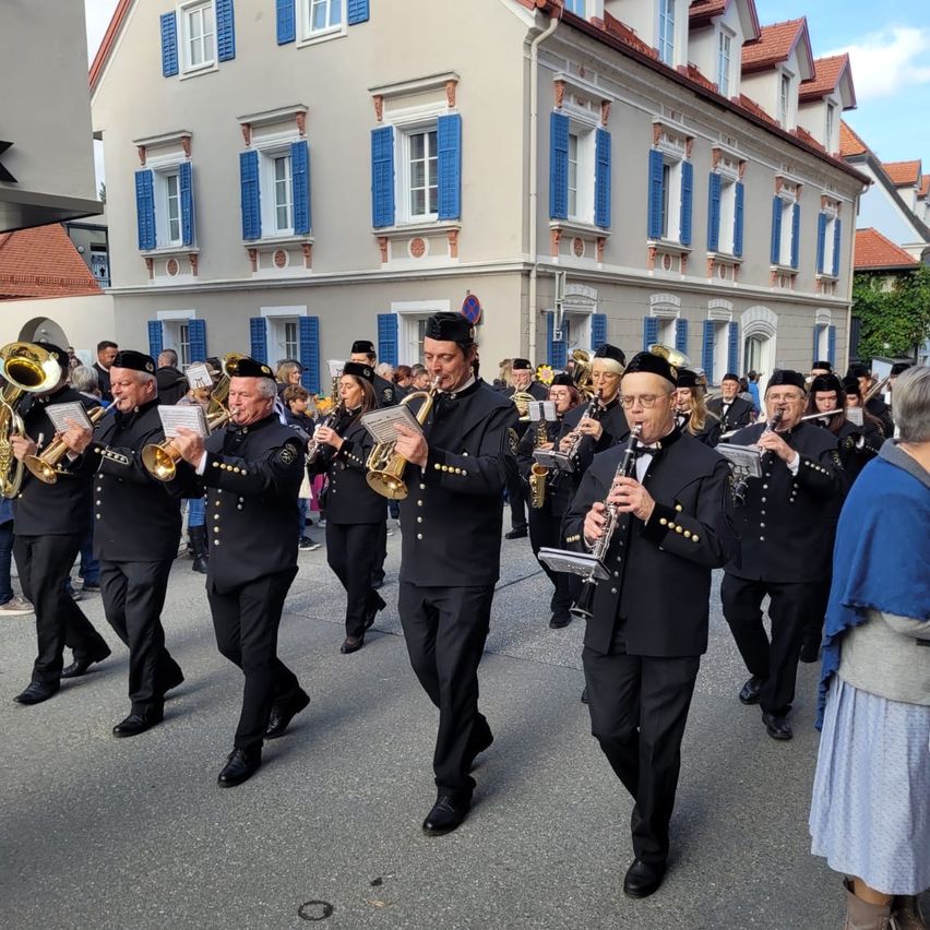Bild enthält, People, Person, Adult, Male, Man, Female, Woman, Pants, Marching, Coat