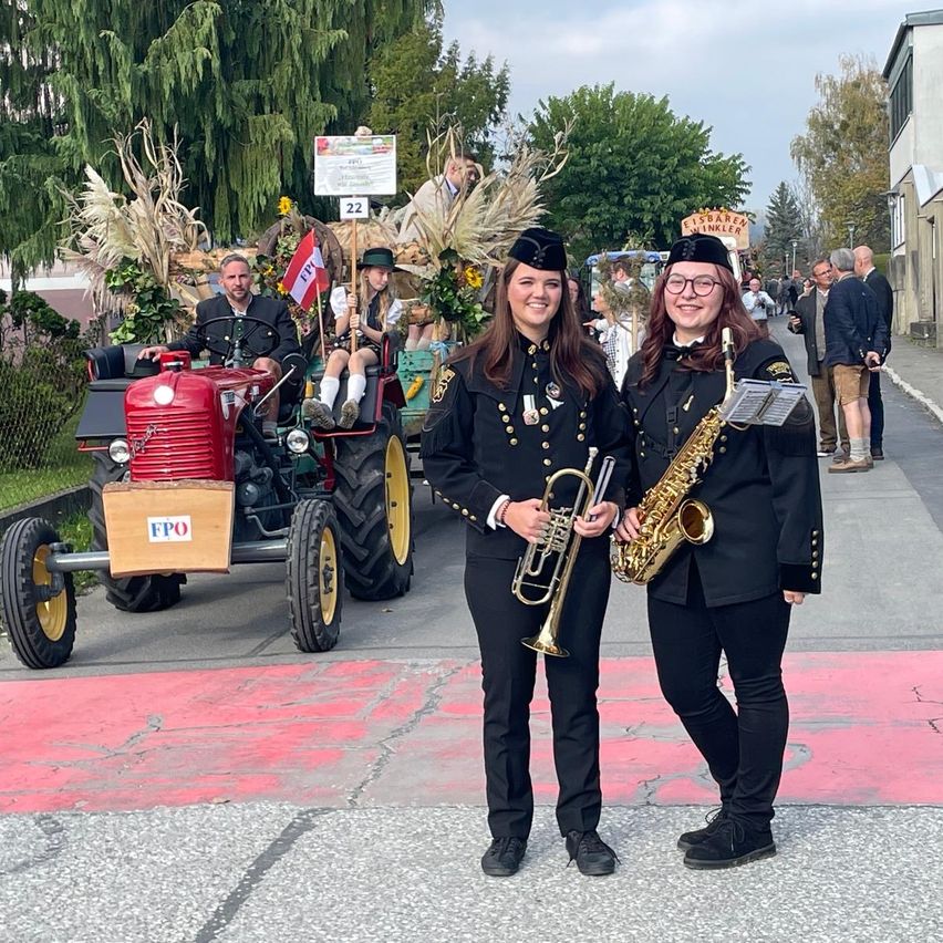 Bild enthält, Officer, Person, Adult, Male, Man, Female, Woman, Coat, Driving License, Glasses