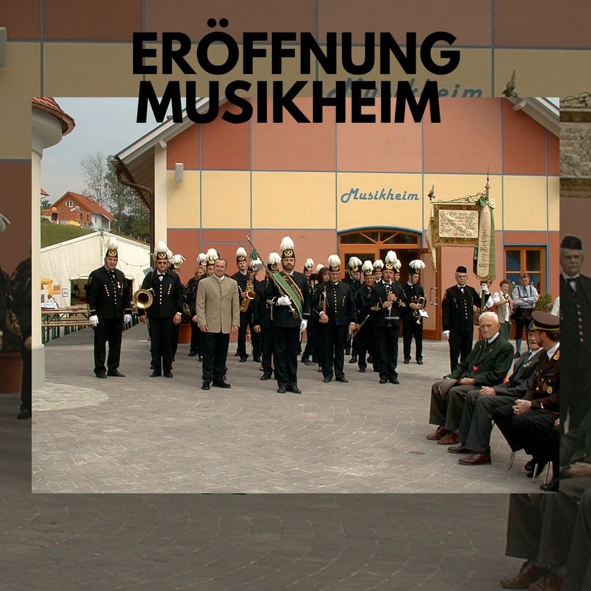 Ein Marschkapelle steht vor einem Gebäude mit der Aufschrift 'EROEFFNUNG MUSIKHEUM'. Die Musiker sind in Uniform und einige halten Musikinstrumente. Einige Menschen sitzen vor der Band in Stühlen.