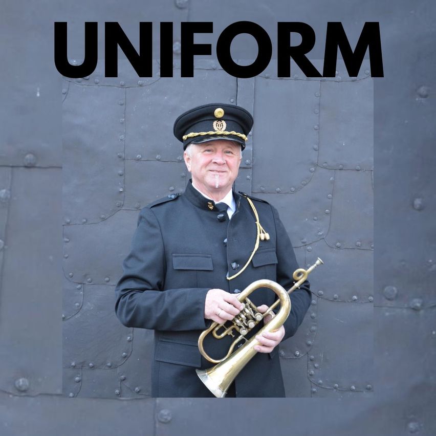 Ein uniformierter Mann, möglicherweise ein Militär- oder Polizeibeamter, posiert mit einer Trompete. Der Hintergrund zeigt eine genietete Metallwand mit dem Wort 'UNIFORM'.