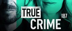 Ein Poster für die TV-Serie 'True Crime' mit dem Titel 'Toxic Love', das zwei Personen, einen Mann und eine Frau, zeigt. Der Mann hat Bart und Schnurrbart, die Frau blonde Haare. Der Hintergrund ist überwiegend grün und weiß.
