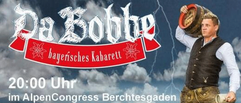 Plakat für eine Comedy- und Musikveranstaltung mit einem Mann in traditioneller Kleidung, der einen Fass hält. Veranstaltungsname: Blaskapelle Maria Gern und Da Bobbe, Datum: 28.3.2026, Zeit: 20:00, Ort: AlpenCongress Berchtesgaden. Website: www.bobbe-kabarett.de.