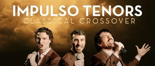 Drei Tenöre in Anzügen singen in Mikrofone bei einer Veranstaltung namens 'Impulso Tenors Classical Crossover' in Berchtesgaden. 6. Mai, 20 Uhr.