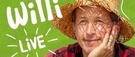 Ein Mann mit Strohhut lächelt in die Kamera. Grüner Hintergrund. Weißer Text: 'Willi Live' und 'Und wovon träumst du?' mit Fragezeichen.