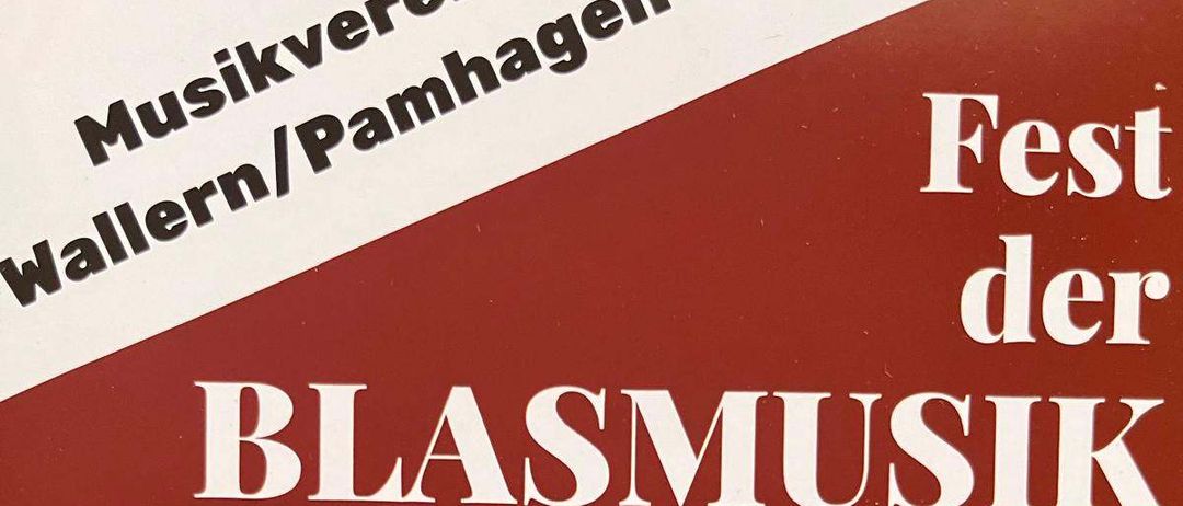 Ein rotes Plakat bewirbt das 'Fest der Blasmusik' am Sonntag, 20. Juli 2025, im Pfarrzentrum Wallern. Es zeigt Bilder von Menschen, darunter ein Mann mit Brille, eine Gruppe von Frauen und ein Mann, der ein Blasinstrument hält.