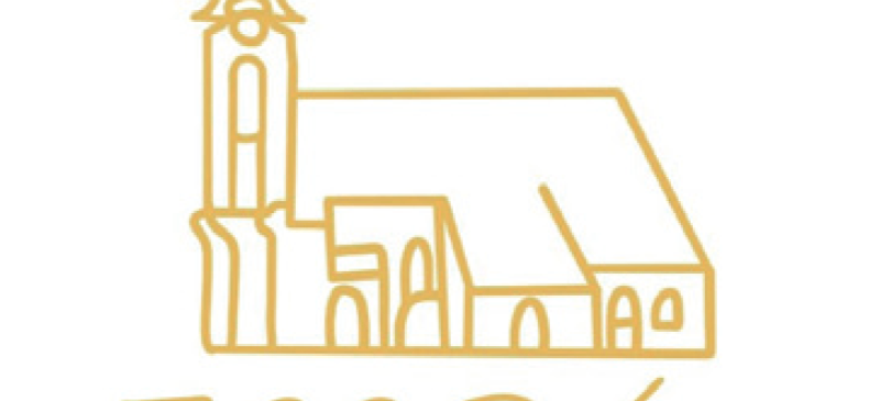 Eine Illustration einer Kirche mit einer goldenen Turmspitze und den Worten '700 Jahre Pfarre im Ort' darunter.