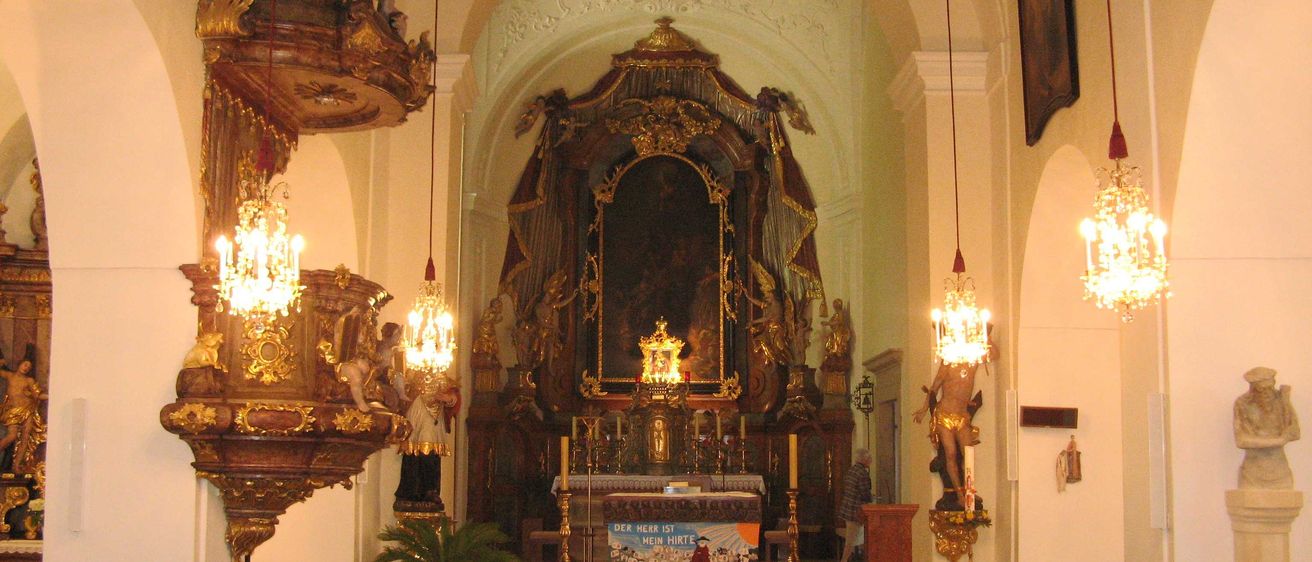 Bild enthält, Altar, Building, Church, Prayer, Person, Indoors, Plant, Chapel, Painting, Candle