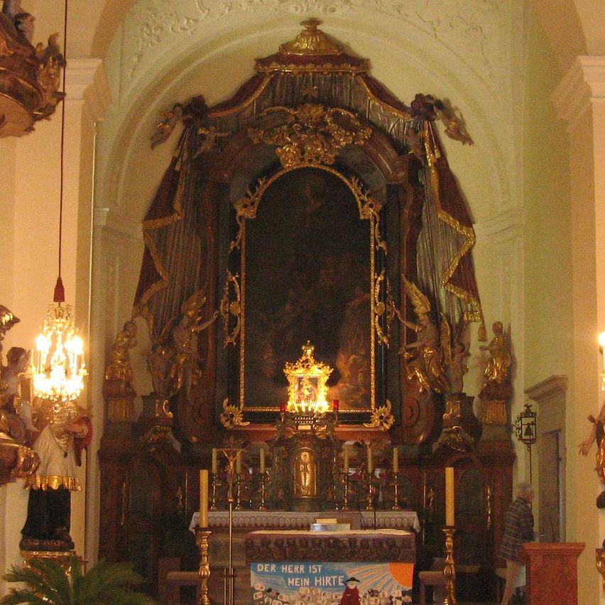 Bild enthält, Altar, Building, Church, Prayer, Person, Indoors, Plant, Chapel, Painting, Candle