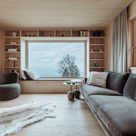 Bild enthält, Indoors, Interior Design, Furniture, Living Room, Room, Home Decor, Cushion, Couch, Window, Table