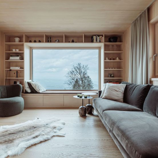 Bild enthält, Indoors, Interior Design, Furniture, Living Room, Room, Home Decor, Cushion, Couch, Window, Table