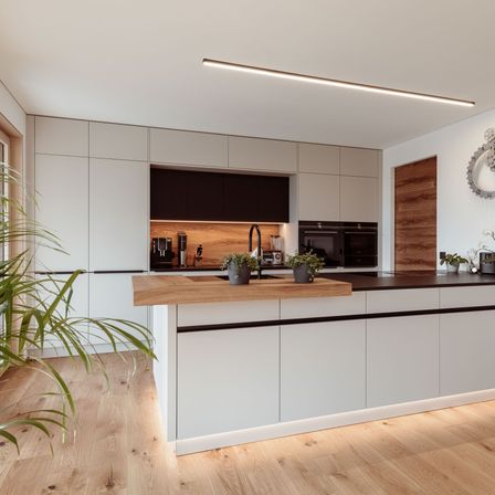 Bild enthält, Indoors, Interior Design, Kitchen, Wood, Floor, Hardwood, Home Decor, Sideboard, Wood Panels, Plant