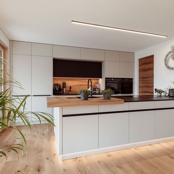 Bild enthält, Indoors, Interior Design, Kitchen, Wood, Floor, Hardwood, Home Decor, Sideboard, Wood Panels, Plant