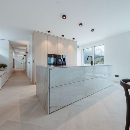 Bild enthält, Floor, Flooring, Interior Design, Wood, Living Room, Table, Kitchen Island, Computer Hardware, Monitor, Screen