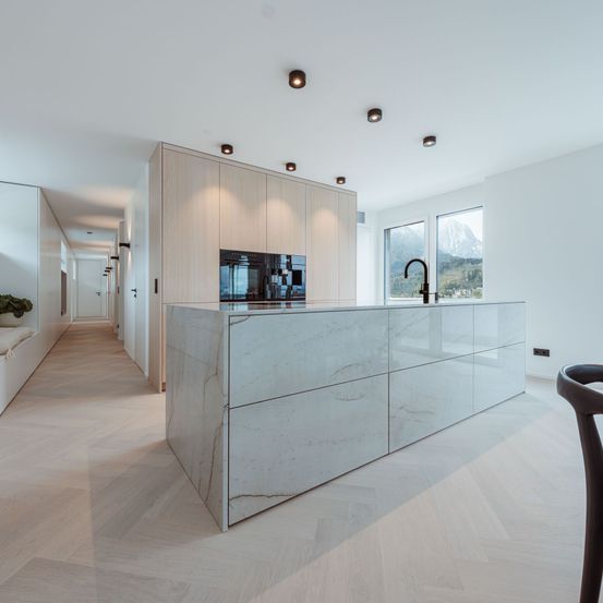 Bild enthält, Floor, Flooring, Interior Design, Wood, Living Room, Table, Kitchen Island, Computer Hardware, Monitor, Screen