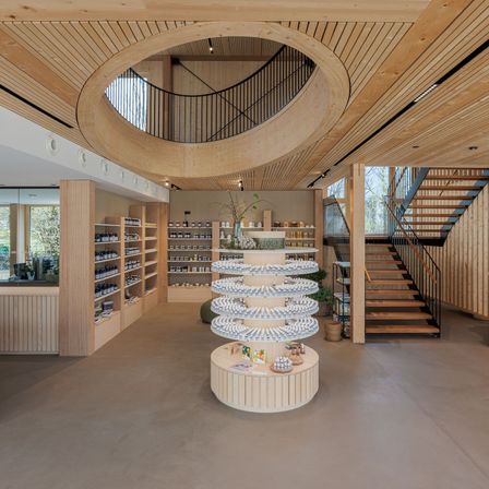 Bild enthält, Indoors, Interior Design, Building, Housing, Staircase, Foyer, Monitor, Screen, Living Room, Shop