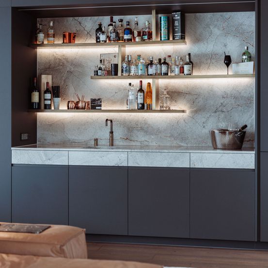 Bild enthält, Indoors, Interior Design, Shelf, Furniture, Cabinet, Cup