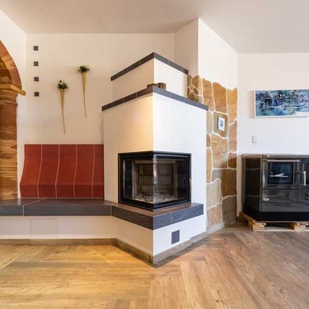 Bild enthält, Indoors, Interior Design, Fireplace, Hearth, Wood, Floor, Flooring, Corner, Microwave, Hardwood