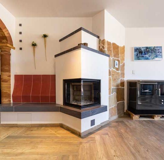 Bild enthält, Indoors, Interior Design, Fireplace, Hearth, Wood, Floor, Flooring, Corner, Microwave, Hardwood