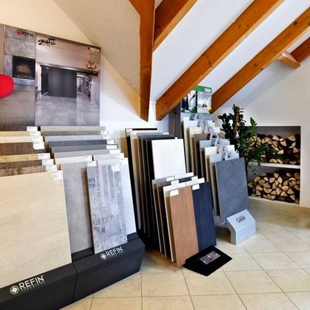 Bild enthält, Indoors, Interior Design, Floor, Flooring, Fireplace, Building, Housing, Loft, Living Room, Staircase