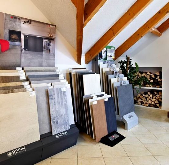 Bild enthält, Indoors, Interior Design, Floor, Flooring, Fireplace, Building, Housing, Loft, Living Room, Staircase