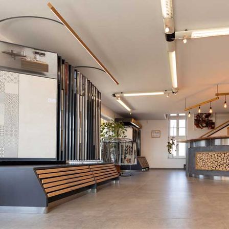 Bild enthält, Indoors, Architecture, Building, Foyer, Floor, Interior Design, Furniture