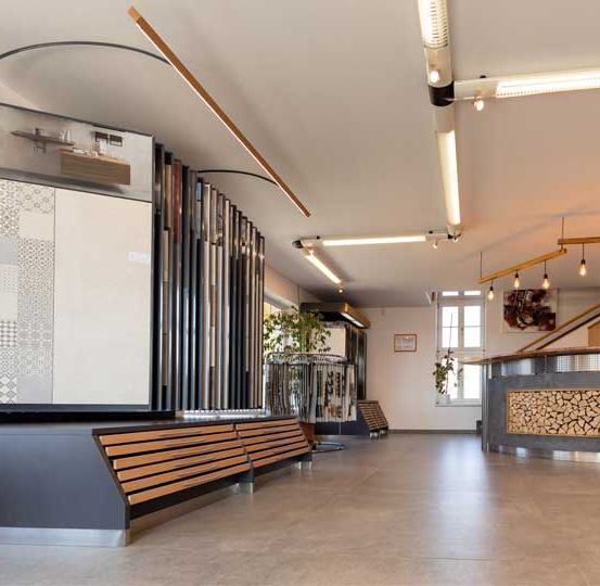 Bild enthält, Indoors, Architecture, Building, Foyer, Floor, Interior Design, Furniture