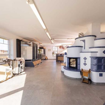 Bild enthält, Indoors, Furniture, Living Room, Home Decor, Floor, Foyer, Interior Design, Dining Room, Table, Housing