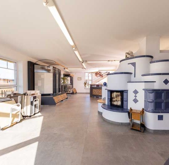 Bild enthält, Indoors, Furniture, Living Room, Home Decor, Floor, Foyer, Interior Design, Dining Room, Table, Housing