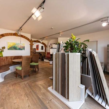 Bild enthält, Indoors, Interior Design, Living Room, Wood, Hardwood, Floor, Flooring, Housing, Loft, Staircase