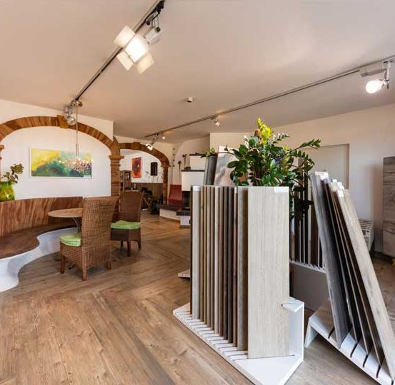 Bild enthält, Indoors, Interior Design, Living Room, Wood, Hardwood, Floor, Flooring, Housing, Loft, Staircase