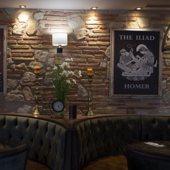 Bild enthält, Indoors, Restaurant, Cafe, Interior Design, Lighting, Person, Face, Chair, Table, Candle